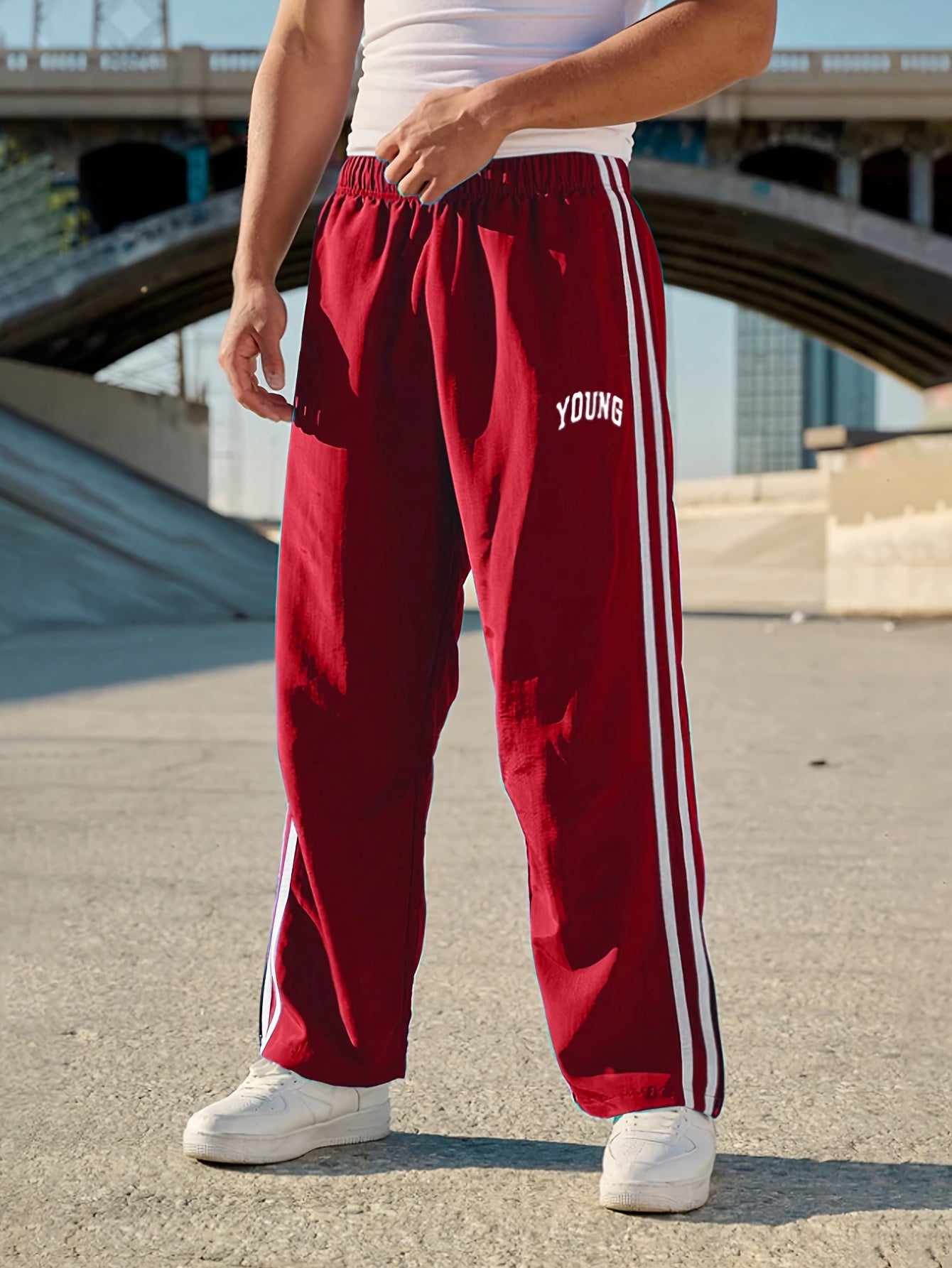 Joggers athlétiques légers pour hommes - Vert vibrant à rayures blanches, imprimé "JEUNE", coupe ample, taille à cordon de serrage, parfait pour la salle de sport, les vêtements décontractés ou le cadeau pour la famille et les amis, pantalon
