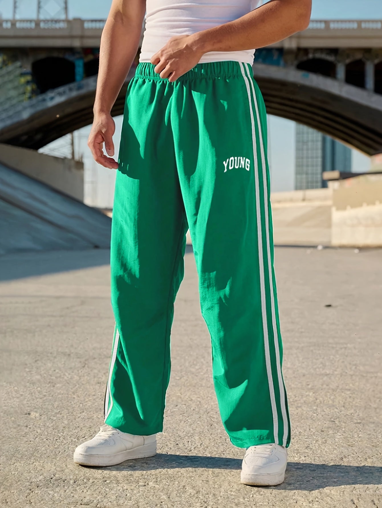 Joggers athlétiques légers pour hommes - Vert vibrant à rayures blanches, imprimé "JEUNE", coupe ample, taille à cordon de serrage, parfait pour la salle de sport, les vêtements décontractés ou le cadeau pour la famille et les amis, pantalon