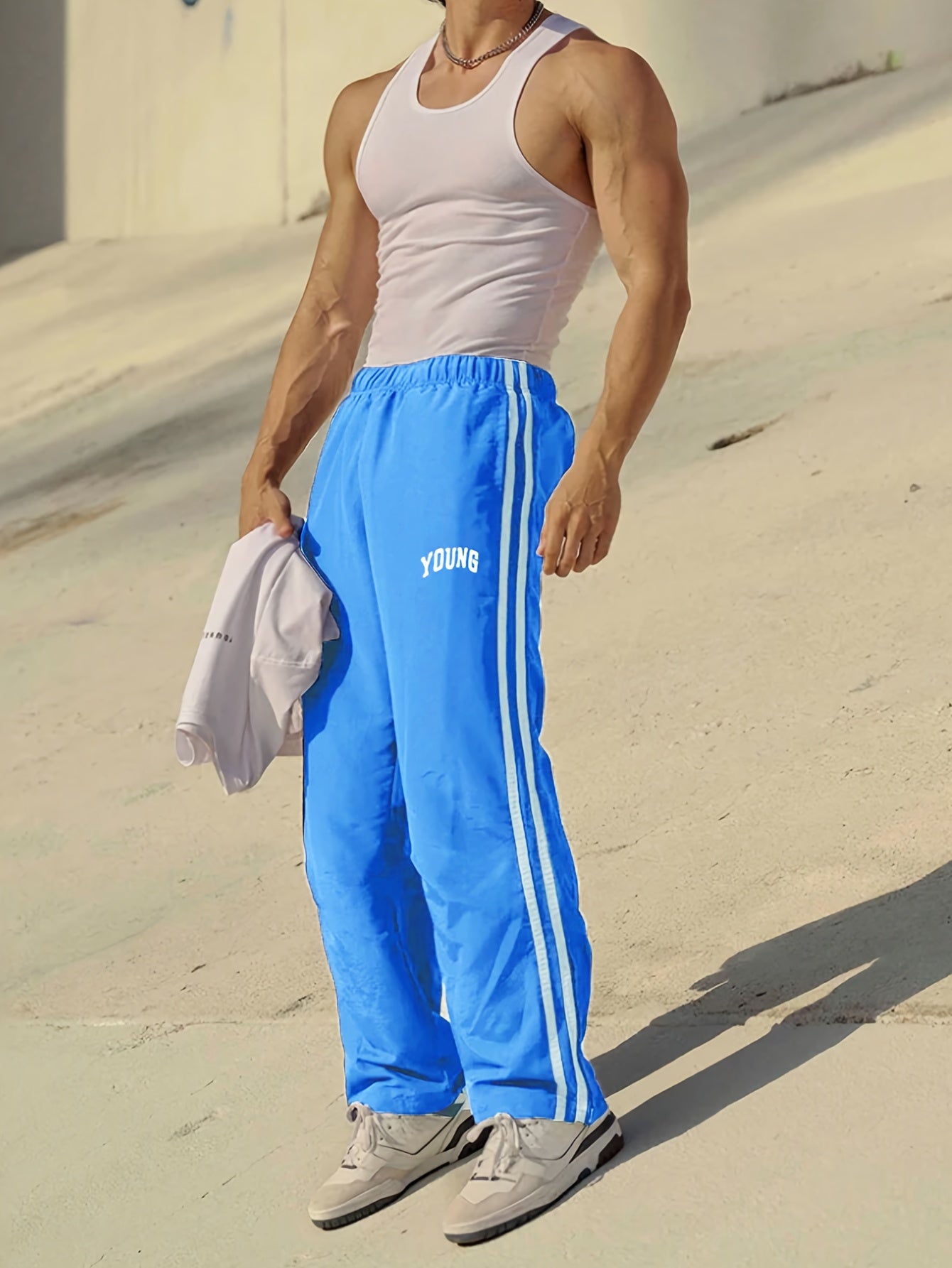 Joggers athlétiques légers pour hommes - Vert vibrant à rayures blanches, imprimé "JEUNE", coupe ample, taille à cordon de serrage, parfait pour la salle de sport, les vêtements décontractés ou le cadeau pour la famille et les amis, pantalon