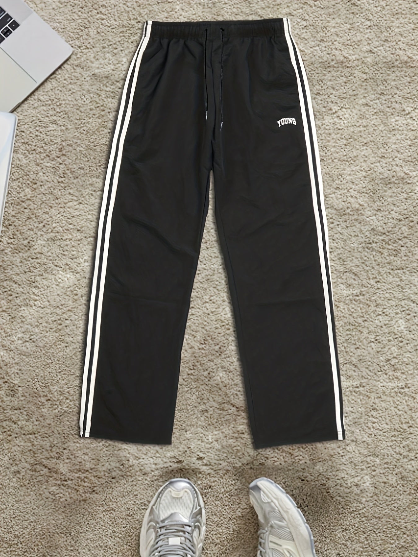 Joggers athlétiques légers pour hommes - Vert vibrant à rayures blanches, imprimé "JEUNE", coupe ample, taille à cordon de serrage, parfait pour la salle de sport, les vêtements décontractés ou le cadeau pour la famille et les amis, pantalon