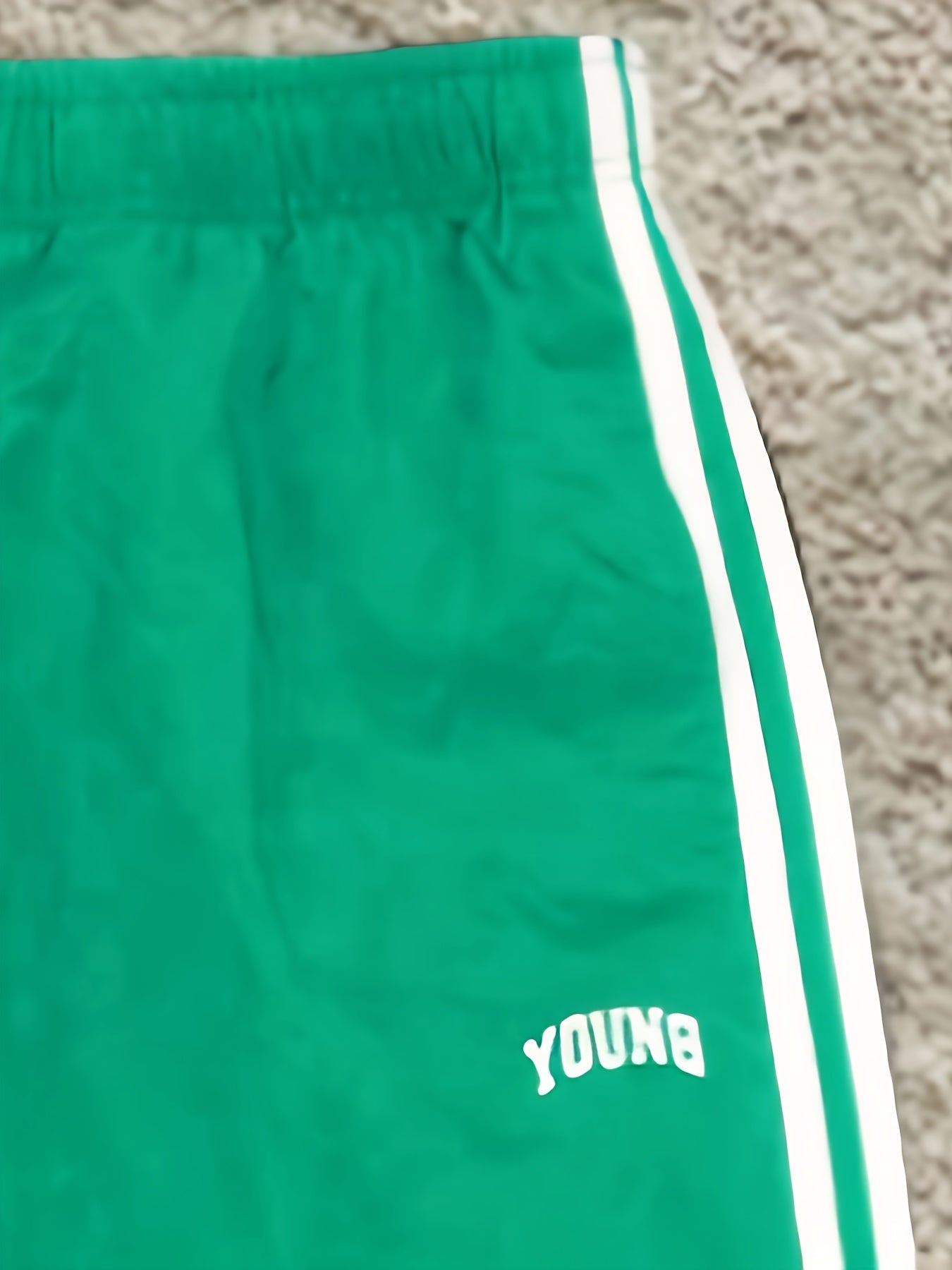 Joggers athlétiques légers pour hommes - Vert vibrant à rayures blanches, imprimé "JEUNE", coupe ample, taille à cordon de serrage, parfait pour la salle de sport, les vêtements décontractés ou le cadeau pour la famille et les amis, pantalon