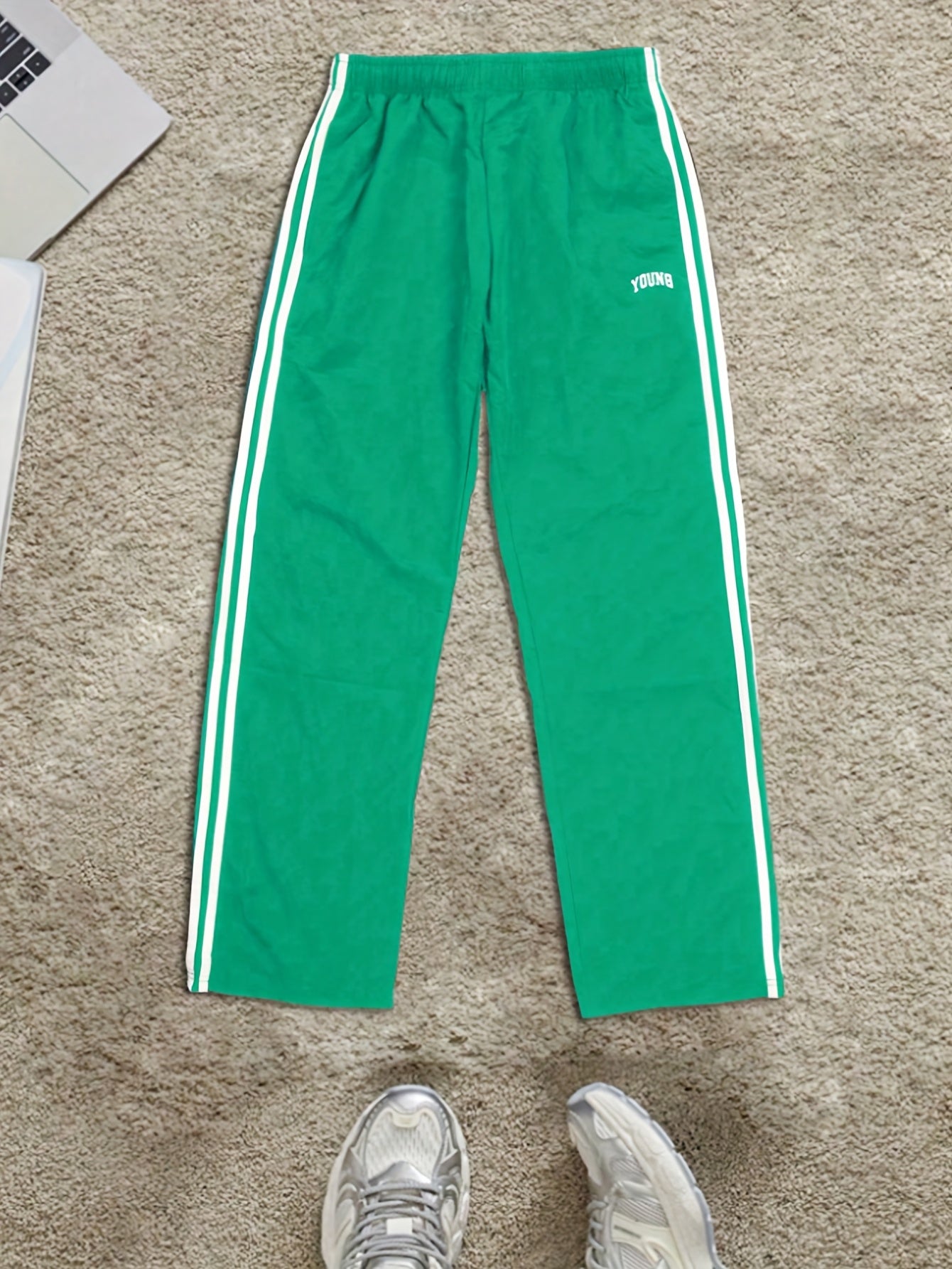Joggers athlétiques légers pour hommes - Vert vibrant à rayures blanches, imprimé "JEUNE", coupe ample, taille à cordon de serrage, parfait pour la salle de sport, les vêtements décontractés ou le cadeau pour la famille et les amis, pantalon