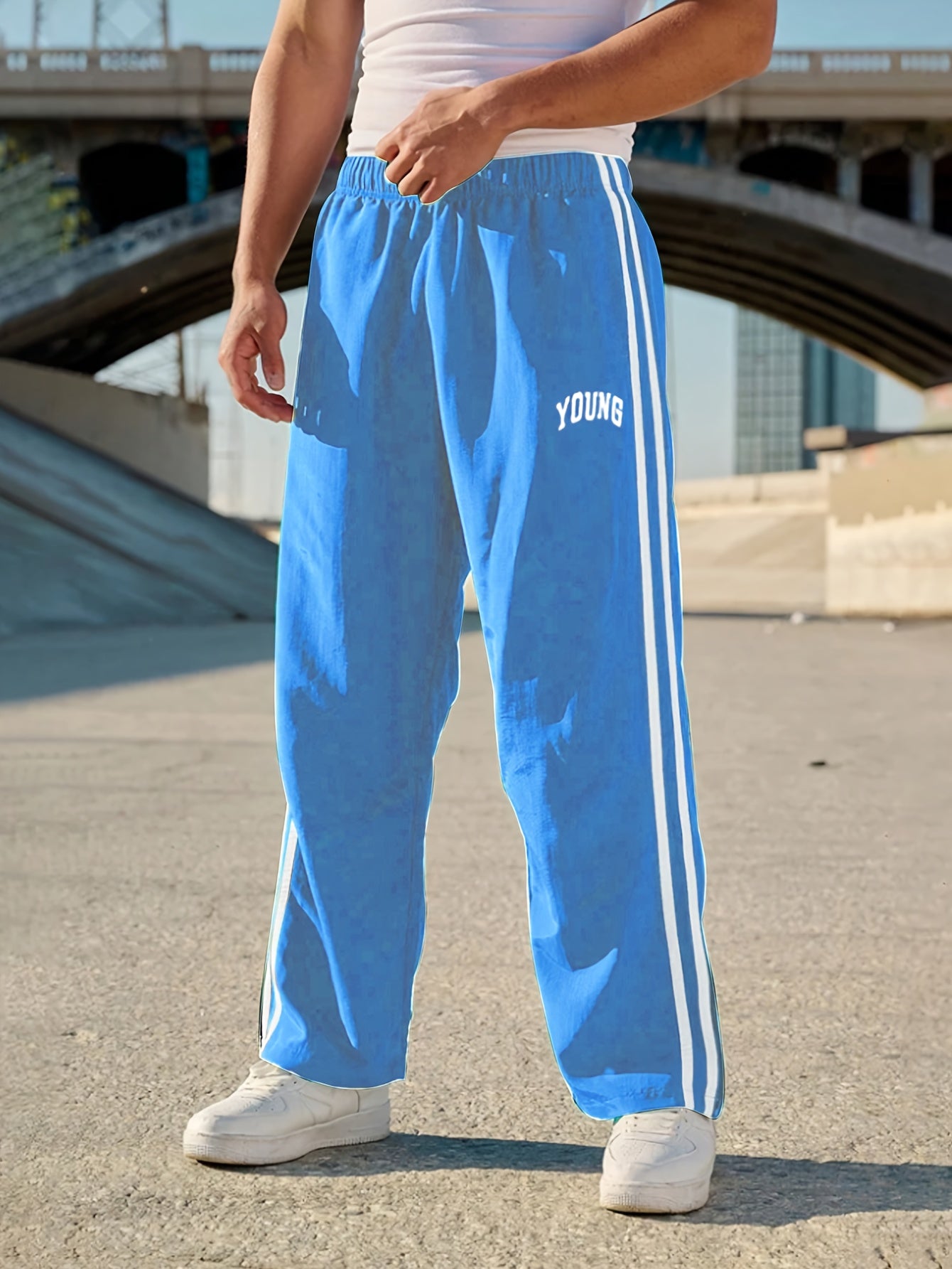 Joggers athlétiques légers pour hommes - Vert vibrant à rayures blanches, imprimé "JEUNE", coupe ample, taille à cordon de serrage, parfait pour la salle de sport, les vêtements décontractés ou le cadeau pour la famille et les amis, pantalon